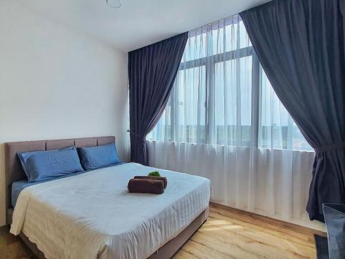 1 dormitorio con 1 cama y ventana grande en Hann's Residence Homestay City View 2R2B, en Sibu