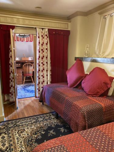 Ένα ή περισσότερα κρεβάτια σε δωμάτιο στο All Seasons Inn