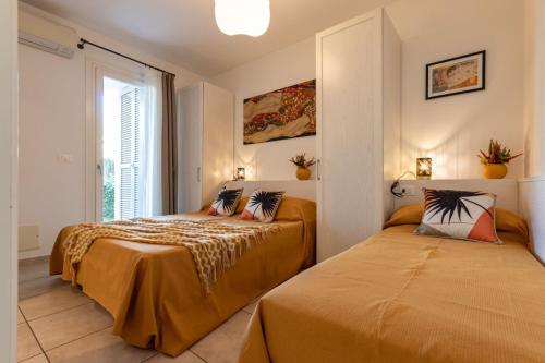 una camera con due letti e una finestra di Villaggio Evanike a Bibione