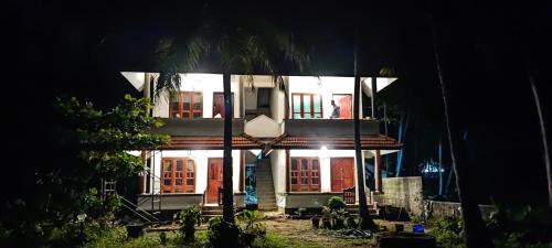 paddy farm varkala في فاركَالا: اضاءة البيت بالليل