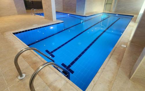 uma piscina com água azul num edifício em Platinum Hotel em Iambo