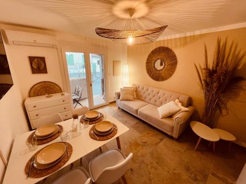 un salon avec un canapé et une table dans l'établissement L’appart de la Plage, à Saintes-Maries-de-la-Mer