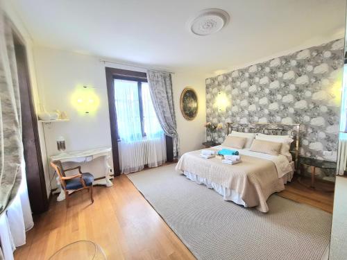 um quarto com uma cama grande e uma janela em Villa Sofia em Sirtori