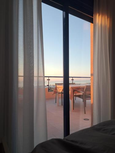sypialnia z widokiem na balkon ze stołem w obiekcie roomwithview casa marco w mieście Mojácar