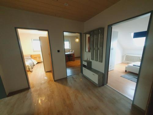 una stanza vuota con due porte e una camera da letto di Ferienwohnung Haßberge a Knetzgau