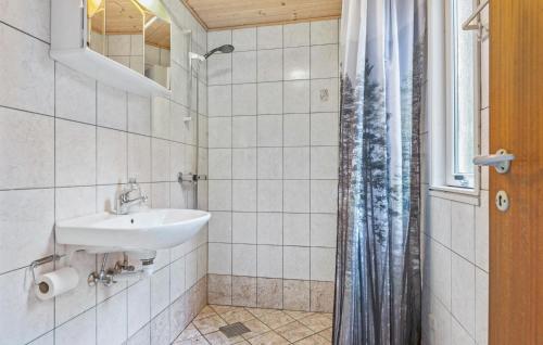 La salle de bains est pourvue d'un lavabo et d'une douche. dans l'établissement 3 Bedroom Lovely Home In Ans By, à Roe