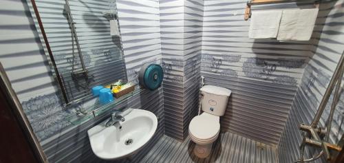 Ванная комната в Khách Sạn Hoàng Nam-Cửa Lò-Nghệ An