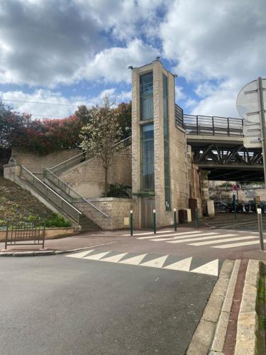 Gambar di galeri bagi Emplacement exceptionnel et rare Paris Suresnes longchamp di Suresnes