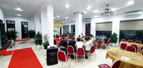 a group of people sitting at tables in a room at Khách Sạn Hoàng Nam-Cửa Lò-Nghệ An in Thương Xà (2)