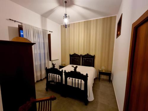 1 dormitorio con cama negra y ventana en Borgo Scorciarini B&B en Piedimonte dʼAlife