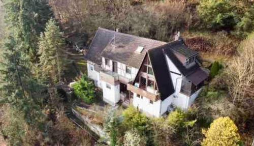 una vista aérea de una casa en una colina en Haushälfte mit Jakuzzi in Frankenberg en Frankenberg