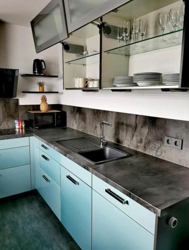 Haushälfte mit Jakuzzi in Frankenbergにあるキッチンまたは簡易キッチン