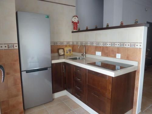 La cuisine est équipée d'un évier et d'un réfrigérateur. dans l'établissement Andalucía Central, à Fuentes de Andalucía