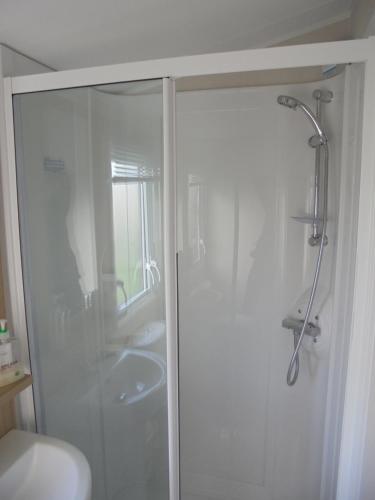 Ένα μπάνιο στο Kings: Malton:- 6 Berth, Central Heated, Enclosed Veranda