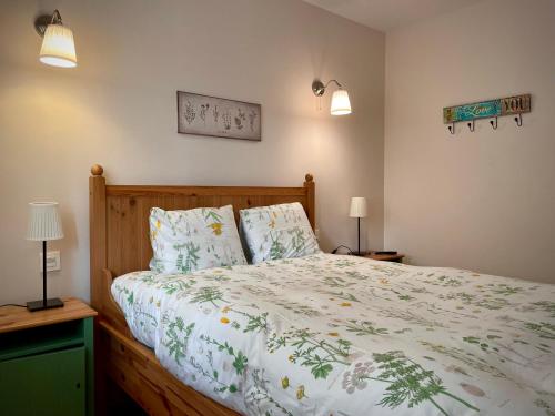 ハカにあるJaca Rincón del Pirineoのベッドルーム1室(緑と白の掛け布団付きのベッド1台付)