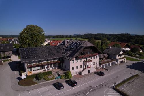 eine Aussicht auf ein Haus mit Sonnenkollektoren auf dem Dach in der Unterkunft Santner, Hotel in Eugendorf