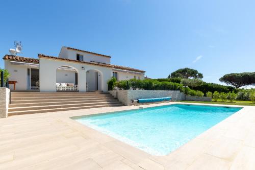une villa avec piscine devant une maison dans l'établissement Villa Kate, Villa moderne, 5 ch. accès privé à la plage, à Grimaud