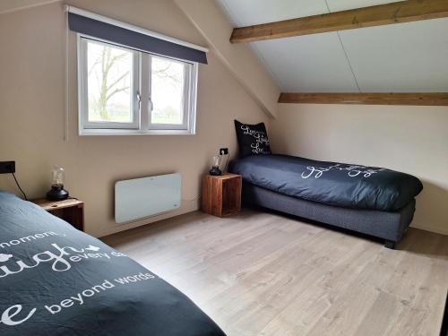 - une chambre avec un lit et une fenêtre dans l'établissement Lange Heide, à Otterlo