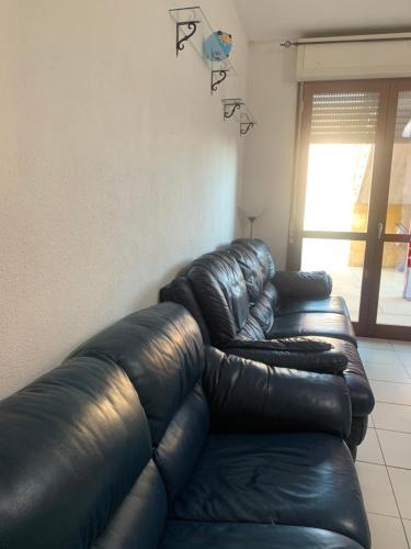 une rangée de canapés en cuir dans une pièce dans l'établissement Casa Vava, à Uta