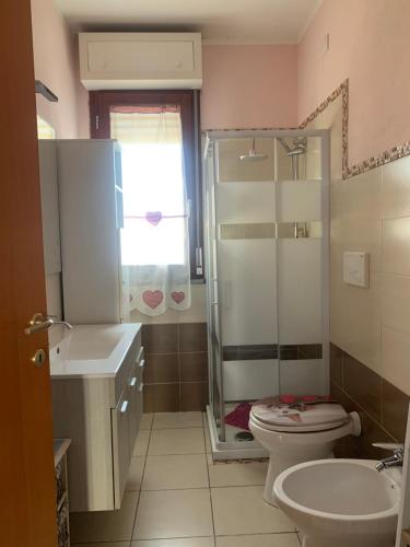 La salle de bains est pourvue d'une douche, de toilettes et d'un lavabo. dans l'établissement Casa Vava, à Uta