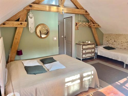 Monthou-sur-CherにあるChambres d'Hôtes La Vallée des Vignesのベッドルーム(大型ベッド1台、ドレッサー付)