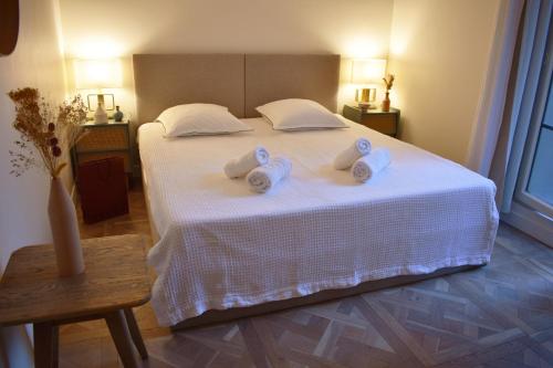 - une chambre avec un lit et 2 serviettes de toilette dans l'établissement Marais - Arts et Métiers, à Paris