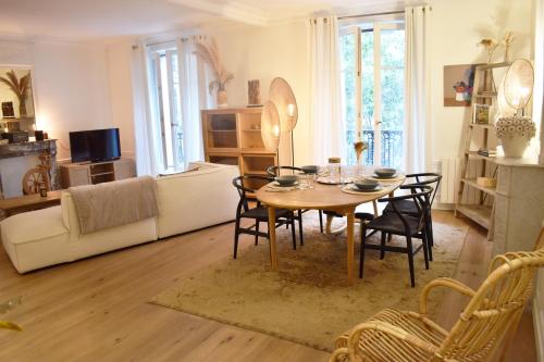 un salon avec une table, des chaises et un canapé dans l'établissement Marais - Arts et Métiers, à Paris