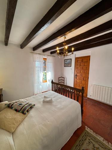 um quarto com uma grande cama branca num quarto em Casa Rural El Gerbal em Villahoz