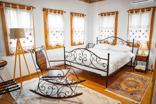 Ліжко або ліжка в номері Beypazarı Osmanlı Konakları