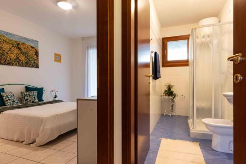 ビビオーネにあるVillaggio Leopardiのベッドルーム1室(ベッド1台付)、バスルーム(シンク付)
