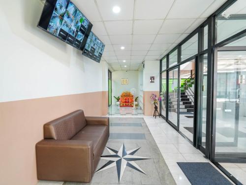 Ruang duduk di RoomQuest SPS Hotel and Residence