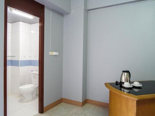 Ванная комната в RoomQuest SPS Hotel and Residence