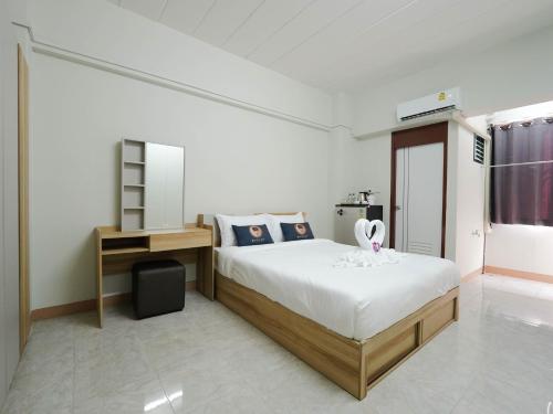 מיטה או מיטות בחדר ב-RoomQuest SPS Hotel and Residence