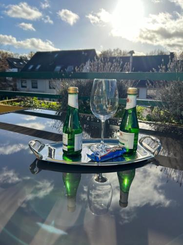 uma mesa com duas garrafas e um copo sobre ela em Moderne 3 Zimmer Wohnung in Heiligenhaus em Heiligenhaus