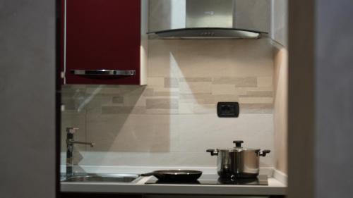 uma panela sentada em cima de um fogão numa cozinha em Pigneto liberty house em Roma