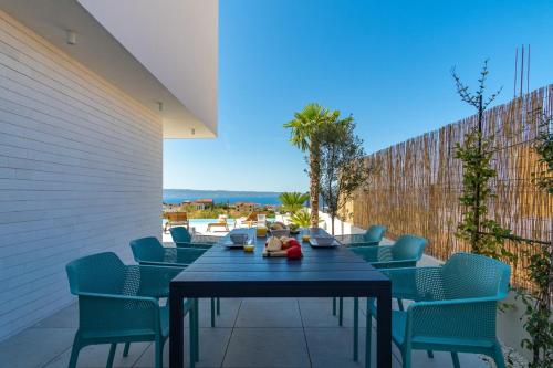 Seaview Villa Nocturno with 4 en-suite bedrooms, private 35smq infinity pool with hydromassage