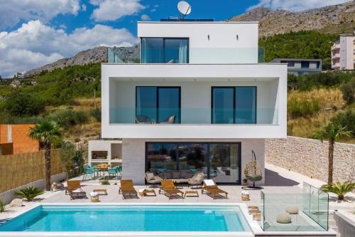 Seaview Villa Nocturno with 4 en-suite bedrooms, private 35smq infinity pool with hydromassage
