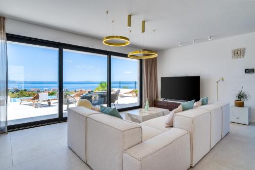 Seaview Villa Nocturno with 4 en-suite bedrooms, private 35smq infinity pool with hydromassage