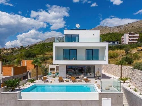 Seaview Villa Nocturno with 4 en-suite bedrooms, private 35smq infinity pool with hydromassage