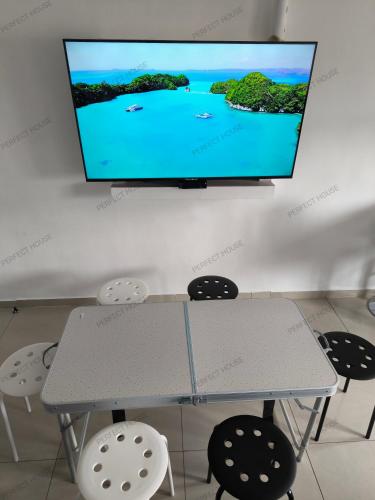 TV a/nebo společenská místnost v ubytování Perfect House