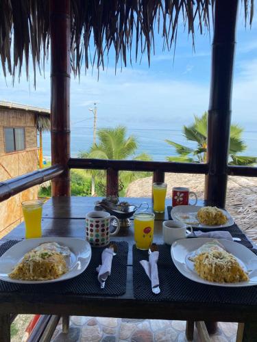 マチャリリャにあるLa Fogataの食べ物が盛られたテーブルと海の景色