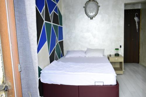 Karaköyde deniz manzaralı oda في إسطنبول: غرفة نوم صغيرة مع سرير في غرفة