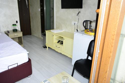 Karaköyde deniz manzaralı oda في إسطنبول: غرفة نوم بها مكتب أصفر وسرير