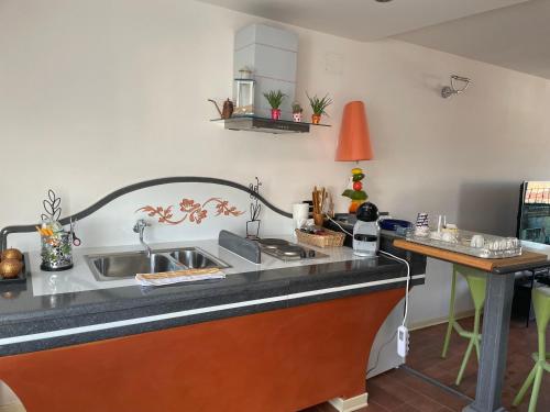 Dapur atau dapur kecil di Capri Sky Loft