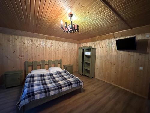 Ein Bett oder Betten in einem Zimmer der Unterkunft Писанка