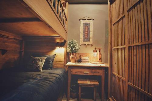 ハノイにあるMountain Dreamer's House * 3 Bedrooms * Banconyのベッドルーム1室(ベッド1台、デスク、シンク付)