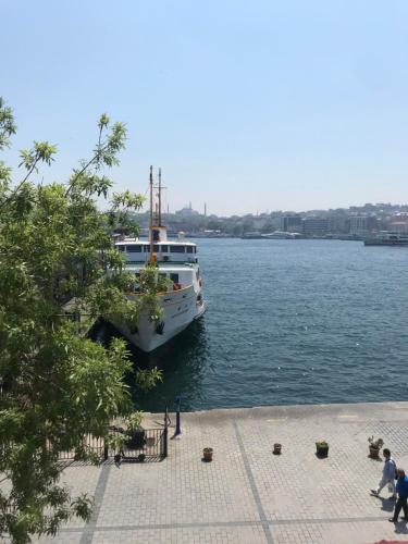 Karaköyde deniz manzaralı oda في إسطنبول: مرسى قارب كبير في الماء
