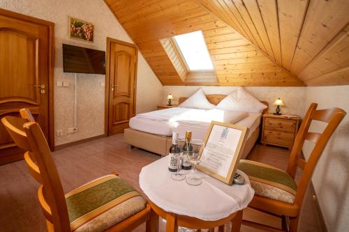 Schlafzimmer mit einem Bett, einem Tisch und Stühlen in der Unterkunft Villa Hochdörffer Gästehaus in Landau in der Pfalz