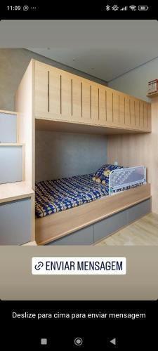 een slaapkamer met 2 stapelbedden in een kamer bij Propriedade teste 1 in Cachoeira Paulista