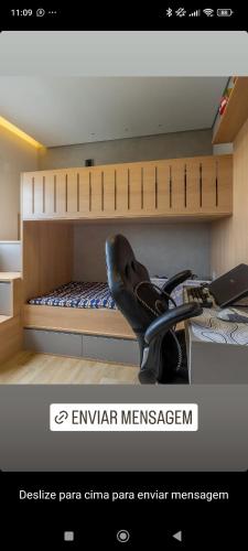 Zimmer mit einem Schreibtisch, einem Stuhl und einem Bett in der Unterkunft Propriedade teste 1 in Cachoeira Paulista